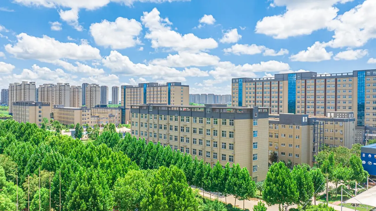Кампус и учебная среда: Чжоукоуский городской профессиональный колледж