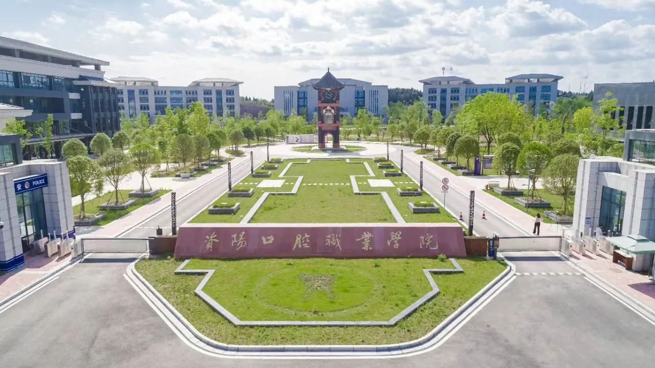 Площадь и учебные корпуса: фотогалерея официальной главной страницы