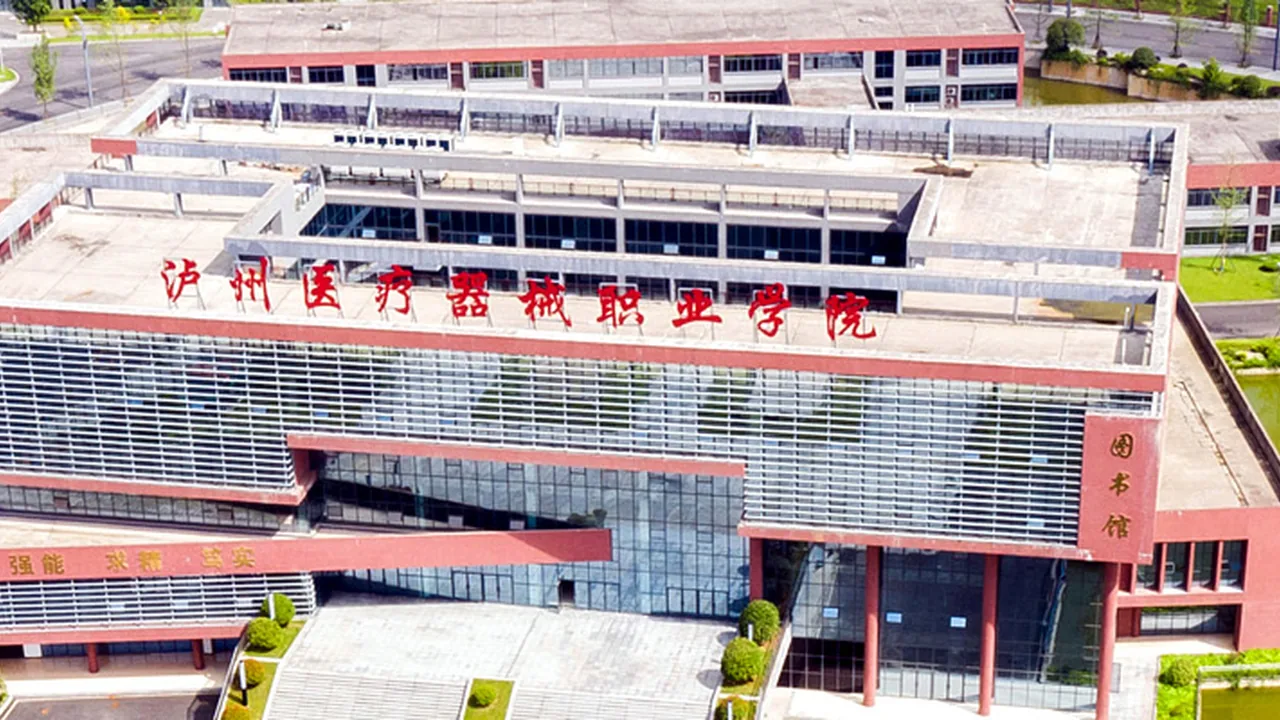 Здание библиотеки и территория кампуса с воздуха: официальный главный баннер