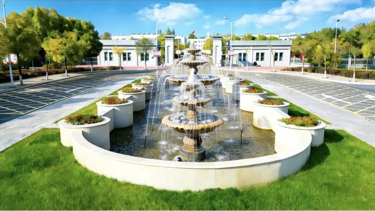 Территория колледжа с фонтаном; фото из официального буклета 2026, кампус и дата съёмки не указаны